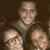 Bruno Gissoni e Yanna Lavigne posaram ao lado de Ana Sang e Rodrigo Simas, respectivamente, mãe e irmã do ator. A foto foi postada por Ana no Instagram nesta sexta-feira, 08 de julho de 2016