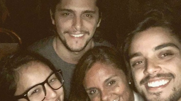 Bruno Gissoni e Yanna Lavigne juntos em foto postada pela mãe do ator: 'Família'
