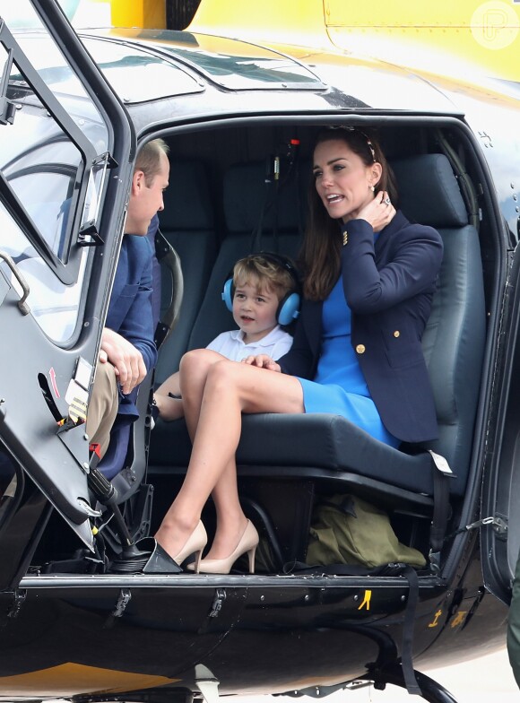 Com um vestido da grife Stella McCartney, Kate Middleton mostrou suas habilidades maternais