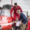 Príncipe William e Kate Middleton levaram o filho para ver show aéreo de aviões militares