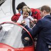 Príncipe William e Kate Middleton levaram o filho para ver show aéreo de aviões militares