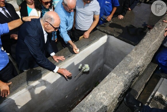 Pai de Guilherme Karan, Alfredo Karan, jogou uma flor na sepultura do filho. Ator foi enterrado no Cemitério São João Batista, em Botafogo, Zona Sul do Rio de Janeiro