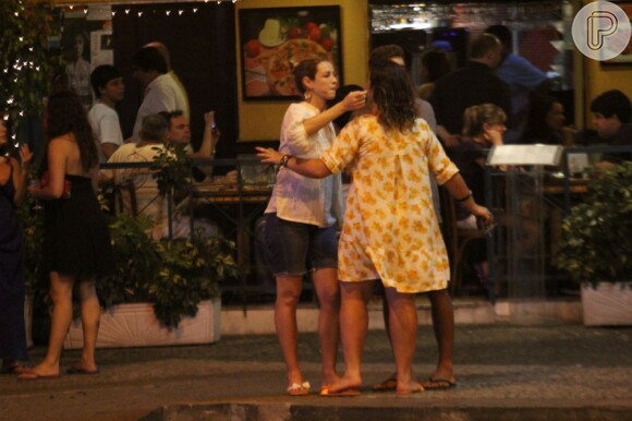 Luana Piovani cumprimenta amiga em frente ao restaurante