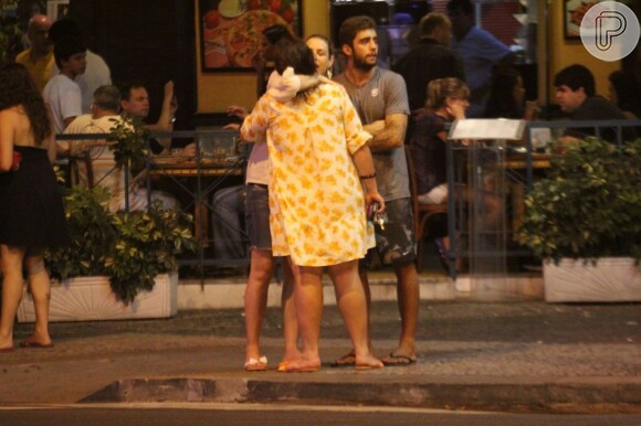 Luana Piovani abraça amiga enquanto Pedro Scooby espera a mulher