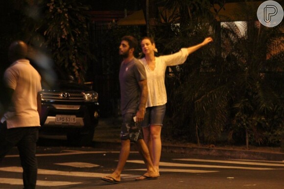 Luana Piovani e Pedro Scooby atravessam a rua do Leblon, no Rio