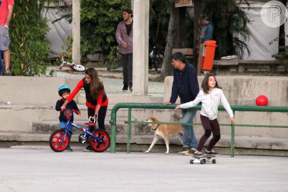 Eduardo Moscovis e Cynthia Howlett foram fotografados com os filhos,  Manuela e Rodrigo, em 1º de junho de 2016, na pista de skate da Lagoa Rodrigo de Freitas, no Rio de Janeiro
