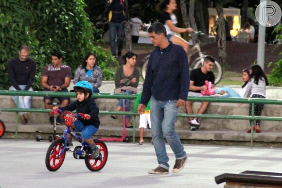 Eduardo Moscovis e Cynthia Howlett foram fotografados com os filhos,  Manuela e Rodrigo, em 1º de junho de 2016, na pista de skate da Lagoa Rodrigo de Freitas, no Rio de Janeiro