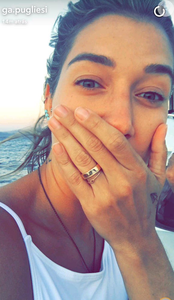 Gabriela Pugliesi mostra a aliança em foto no Snapchat