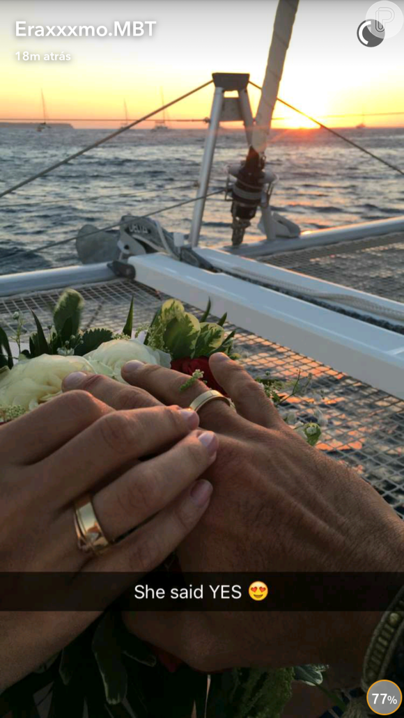 Gabriela Pugliesi aceitou o pedido de casamento do namorado, Erasmo Vianna, que comemorou: 'Ela disse sim'