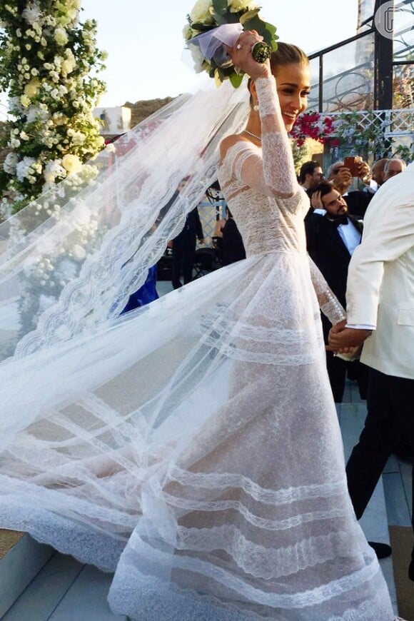 Top Ana Beatriz Barros usou um vestido da grife Valentino na cerimônia religiosa