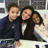 Bruna Marquezine visita crianças carentes em SP: 'Muito amor'. Vídeo!