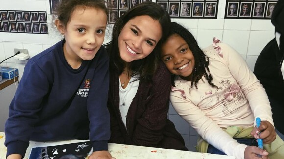 Bruna Marquezine visita crianças carentes em SP: 'Muito amor'. Vídeo!