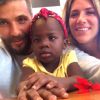 Bruno Gagliasso e Giovanna Ewbank adotaram a pequena Titi, como a menina é carinhosamente chamada, após idas constantes ao Malauí