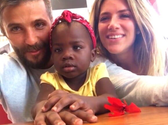 Bruno Gagliasso e Giovanna Ewbank adotaram a pequena Titi, como a menina é carinhosamente chamada, após idas constantes ao Malauí