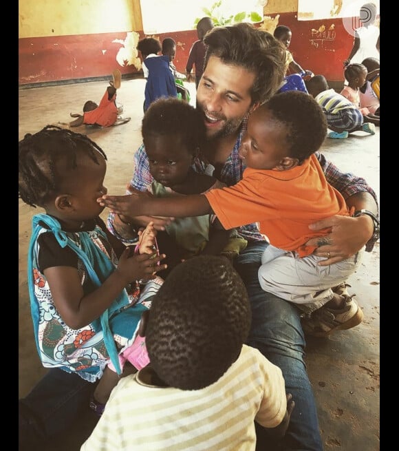 Bruno Gagliasso posou com crianças na África, onde participam de trabalho social em uma ONG