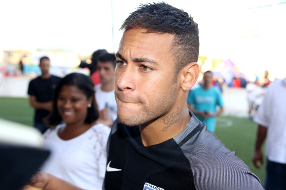 Neymar prestigiou a final do Neymar Jr's Five, maior campeonato de futebol amador do mundo, que contou com a participação de jovens de 47 países. Neste sábado, 9 de julho de 2016, o craque recebeu Wesley Safadão para uma animada partida