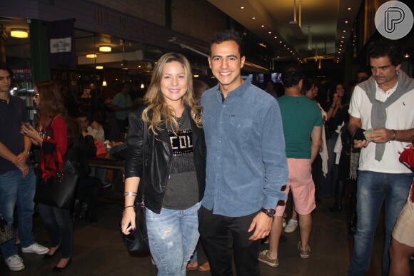 Rafael Vitti estreia a peça 'Sempre Amigos' e recebe o carinho dos ex-BBBs Cacau e Matheus