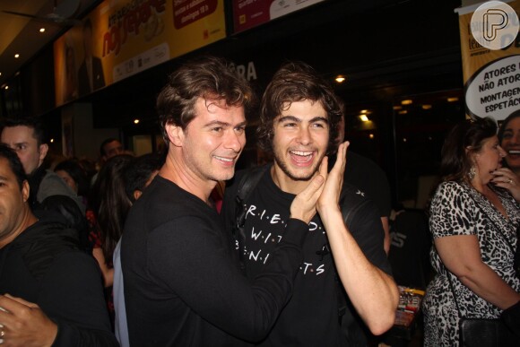 Rafael Vitti estreia a peça 'Sempre Amigos' e recebe o carinho dos ex-BBBs Cacau e Matheus