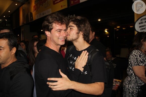 Rafael Vitti deu um beijo carinhoso em seu pai