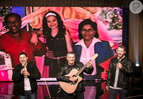 Telmo Maia entrou cantando e tocando no violão a música 'Tempo Perdido', do Legião Urbana, ao lado dos primos de Bruna Marquezine, Fabio e Gabriel