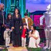 Juliana Paes se emocionou com o show dos familiares no 'Tamanho Família', neste domingo, 10 de julho de 2016