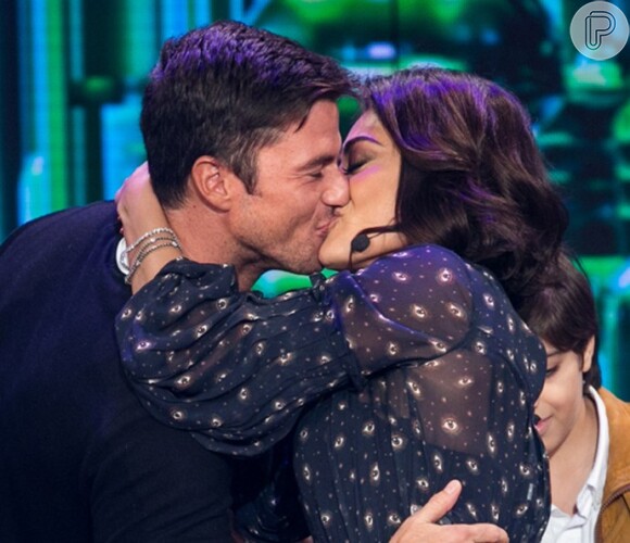 Juliana Paes beijo o marido, Carlos Eduardo Baptista, no 'Tamanho Família', neste domingo, 10 de julho de 2016