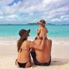 Gisele Bündchen aproveitou a tarde deste sábado, 9 de novembro de 2013, para curtir uma praia com a família. A top compartilhou a foto com os seus seguidores do Instagram e comentou na legenda: '#feriado #família #amor'