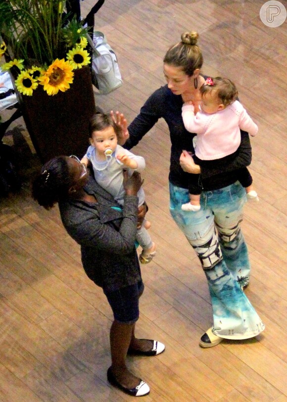Luana Piovani ganhou a ajuda de uma babá para cuidar dos gêmeos Bem e Liz