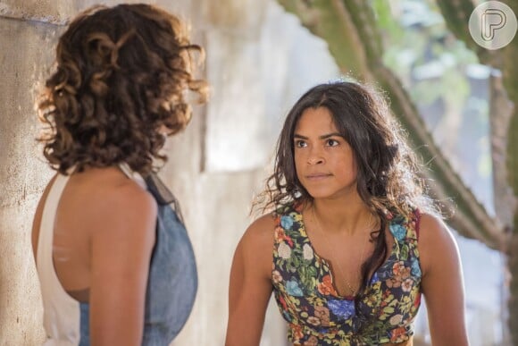 Tereza (Camila Pitanga) é xingada por Luzia (Lucy Alves), na novela 'Velho Chico': 'Você só sai quando ganhá um corretivo, sua galinha sem dono!'
