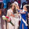 A venezuelana Gabriela Isler recebeu a coroa das mãos da Miss Universo 2012, a norte-americana Olivia Culpo