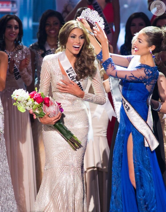 A venezuelana Gabriela Isler recebeu a coroa das mãos da Miss Universo 2012, a norte-americana Olivia Culpo