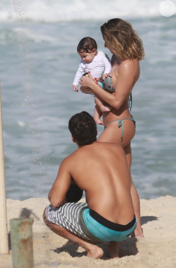 Deborah Secco e Hugo Moura levaram Maria Flor, de 7 meses, para curtir uma praia