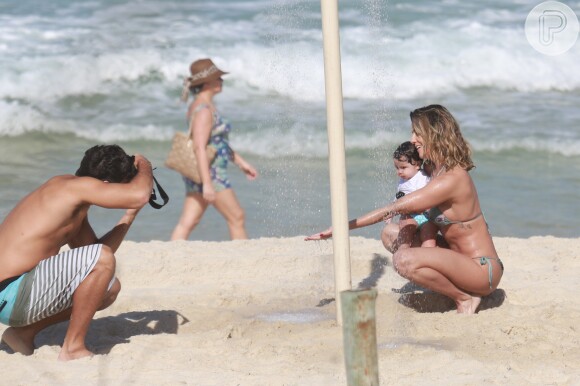 Hugo Moura, marido de Deborah Secco, fotografou a atriz e a filha brincando na areia