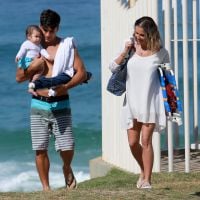 Deborah Secco e o marido, Hugo Moura, levam a filha, Maria Flor, à praia. Fotos!
