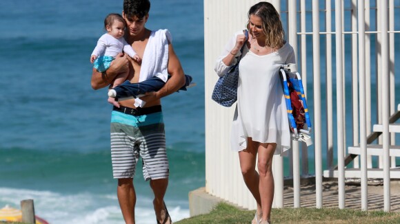 Deborah Secco e o marido, Hugo Moura, levam a filha, Maria Flor, à praia. Fotos!