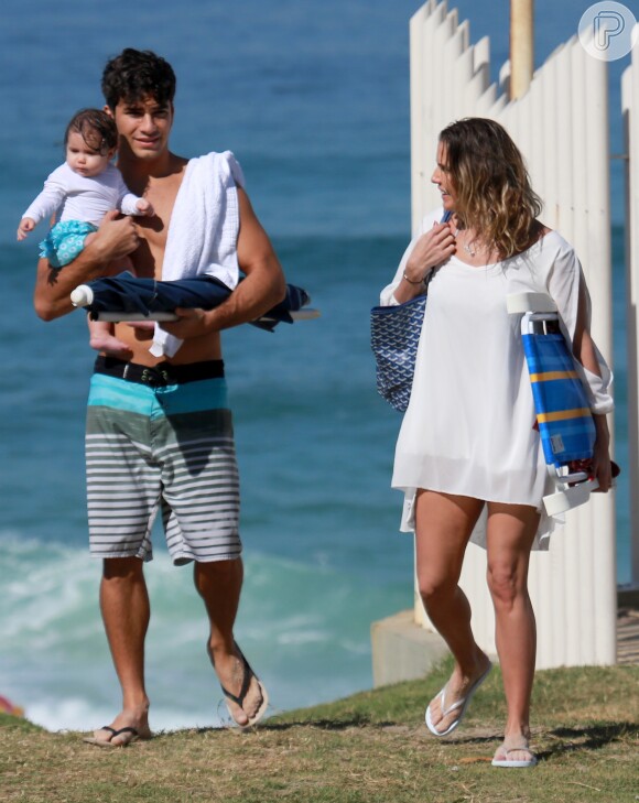 Deborah Secco e Hugo Moura curtiram a praia com a filha, Maria Flor, de 7 meses