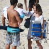 Deborah Secco e Hugo Moura curtiram a praia com a filha, Maria Flor, nesta segunda-feira, 11 de julho de 2016