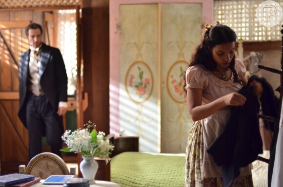 Juliana (Gabriela Moreyra) é surpreendida por (Fernando Pavão) procurando um documento nas suas roupas, na novela 'Escrava Mãe', na quinta-feira 21 de julho de 2016