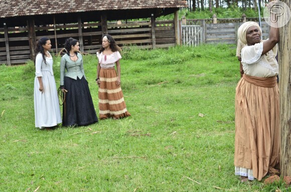 Tia Joaquina (Zezé Motta) aguarda Maria Isabel (Thais Fersoza) para lhe castigar no pelourinho, na novela 'Escrava Mãe', na quarta-feira 20 de julho de 2016