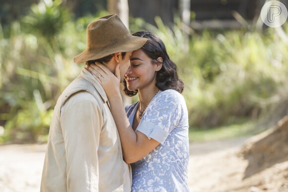 Candinho (Sérgio Guizé) reencontrou Filomena (Débora Nascimento) na fazenda e a pediu em casamento novamente, na novela 'Êta Mundo Bom!'