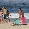 Giulia Costa e Marina Moschen e mais atores do elenco de 'Malhação' gravam na praia da Barra nesta terça-feira, dia 12 de julho de 2016