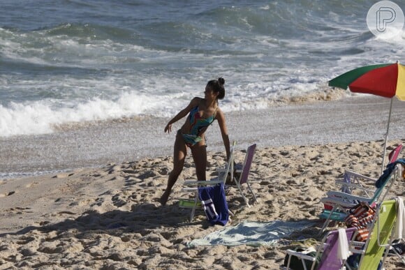 Cynthia Senek e mais atores do elenco de 'Malhação' gravam na praia da Barra nesta terça-feira, dia 12 de julho de 2016