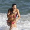 Giulia Costa mergulha na praia da Macumba ao gravar 'Malhação' nesta terça (12)