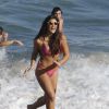 Giulia Costa se diverte com elenco de 'Malhação' ao gravar de biquíni na praia da Macumba, na Barra