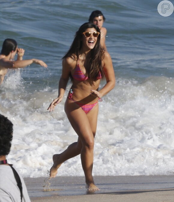 Giulia Costa se diverte com elenco de 'Malhação' ao gravar de biquíni na praia da Macumba, na Barra