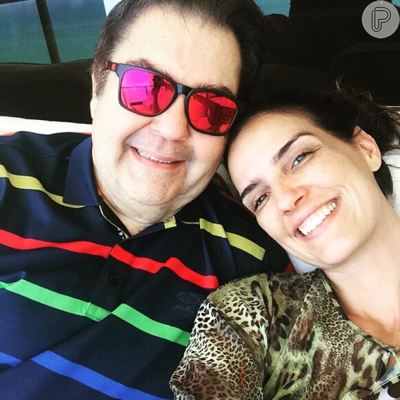 Faustão aparece abraçado à mulher, Luciana Cardoso, em viagem à Itália, em foto publicada nesta terça-feira, dia 12 de julho de 2016