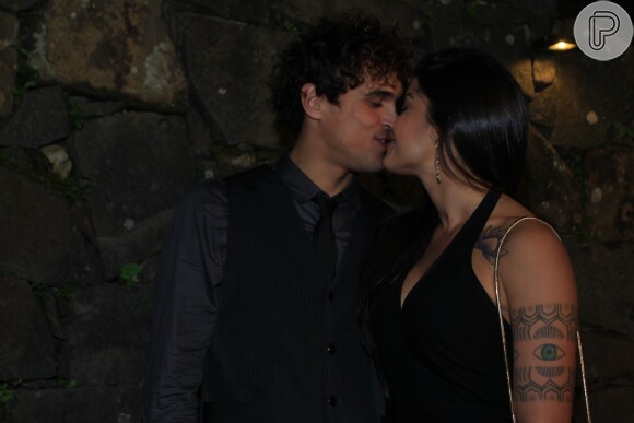 Aline Riscado beija o namorado, Felipe Roque, na festa de aniversário de Nego do Borel, no Rio, nesta terça-feira, 12 de julho de 2016