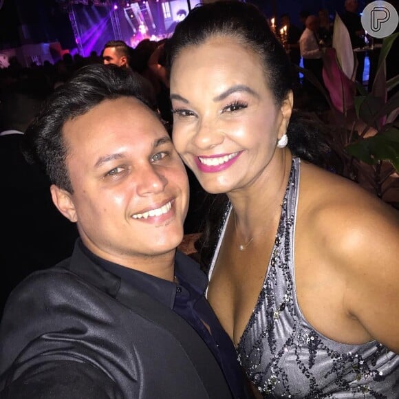 Solange Couto posa com o marido, Jamerson Andrade, na festa de aniversário de Nego do Borel, no Rio, nesta terça-feira, 12 de julho de 2016