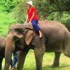 Marina Ruy Barbosa também brincou com os elefantes e andou em cima de um deles durante o passeio turístico