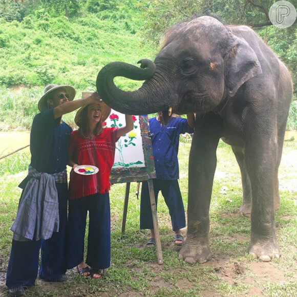 Marina e o noivo, Xandinho Negrão, posam para as fotos fazendo carinho em um elefante
